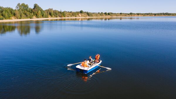 Туристы плавают на лодке по Вазузскому водохранилищу