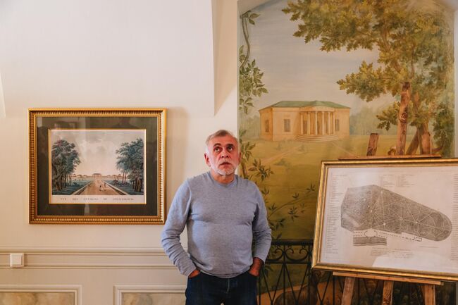 Владелец усадьбы Степановское-Волосово, меценат Сергей Васильев вовремя экскурсии по главному дому усадьбы Владелец усадьбы Степановское-Волосово, меценат Сергей Васильев вовремя экскурсии по главному дому усадьбы