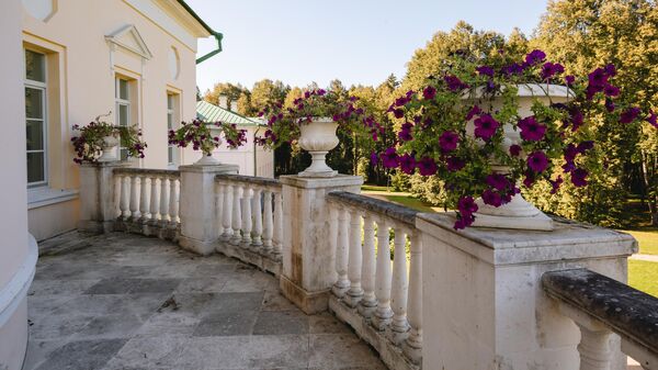Вазоны с цветами на балконе главного дома в усадьбе Степановское-Волосово