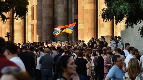 Полицейские и участники протестов в связи с обострением ситуации в Нагорном Карабахе на площади Республики в Ереване