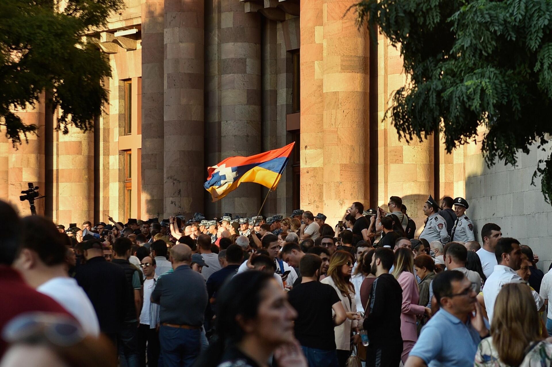 Полицейские и участники протестов в связи с обострением ситуации в Нагорном Карабахе на площади Республики в Ереване - РИА Новости, 1920, 21.09.2023