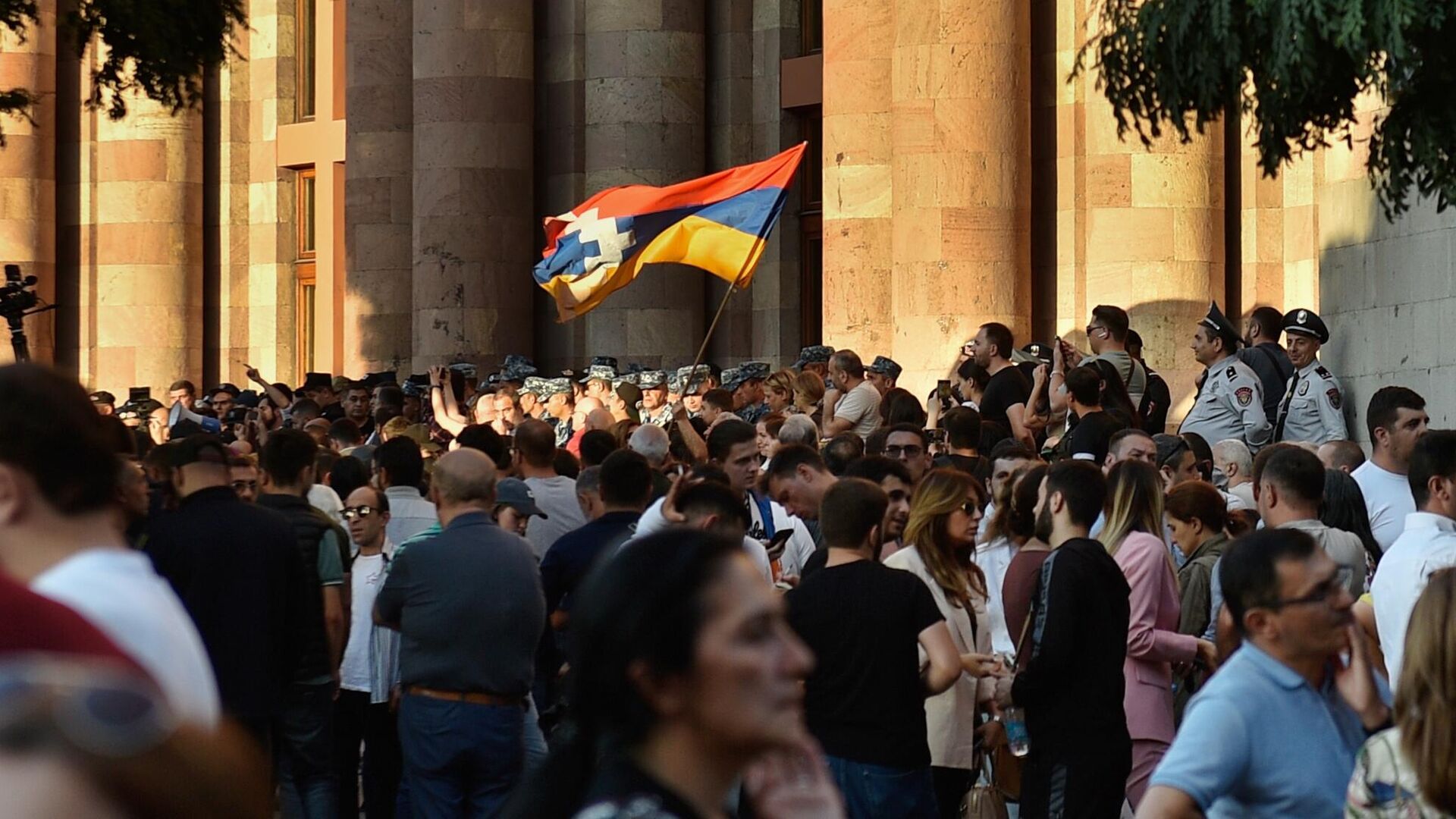 Полицейские и участники протестов в связи с обострением ситуации в Нагорном Карабахе на площади Республики в Ереване - РИА Новости, 1920, 22.09.2023