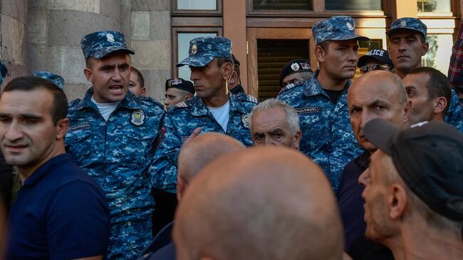 Полицейские и участники протестов 