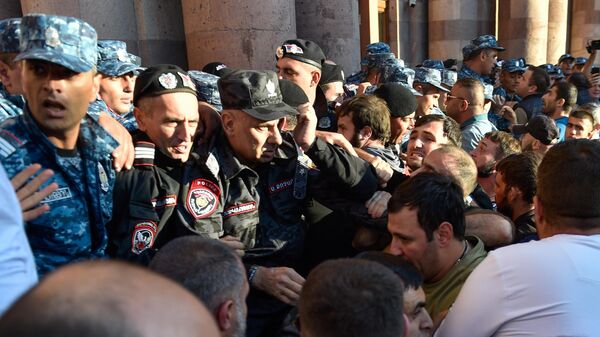 Полицейские и участники протестов в Ереване