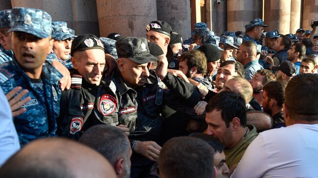 Полицейские и участники протестов в связи с обострением ситуации в Нагорном Карабахе на площади Республики в Ереване