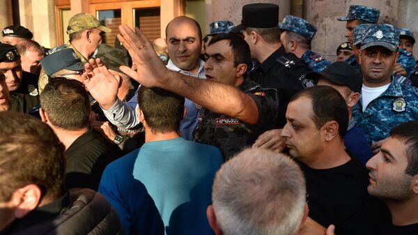 Полицейские и участники протестов в связи с обострением ситуации в Нагорном Карабахе на площади Республики в Ереване