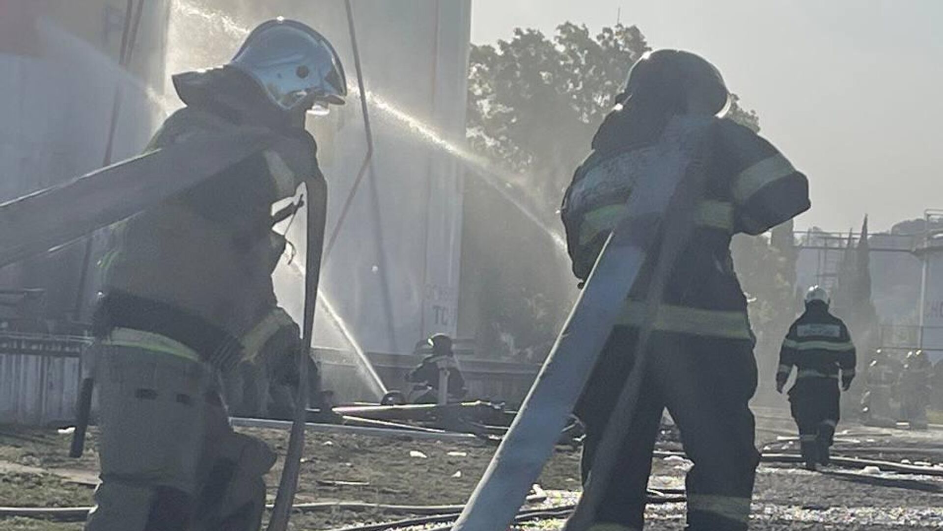 Пожарные на месте возгорания ГСМ в Сочи. 20 сентября 2023 - РИА Новости, 1920, 20.09.2023