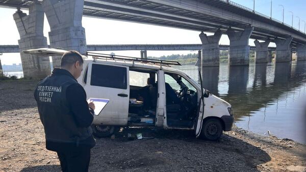 Автомобиль с телом мужчины вытащили из реки в Кемерово
