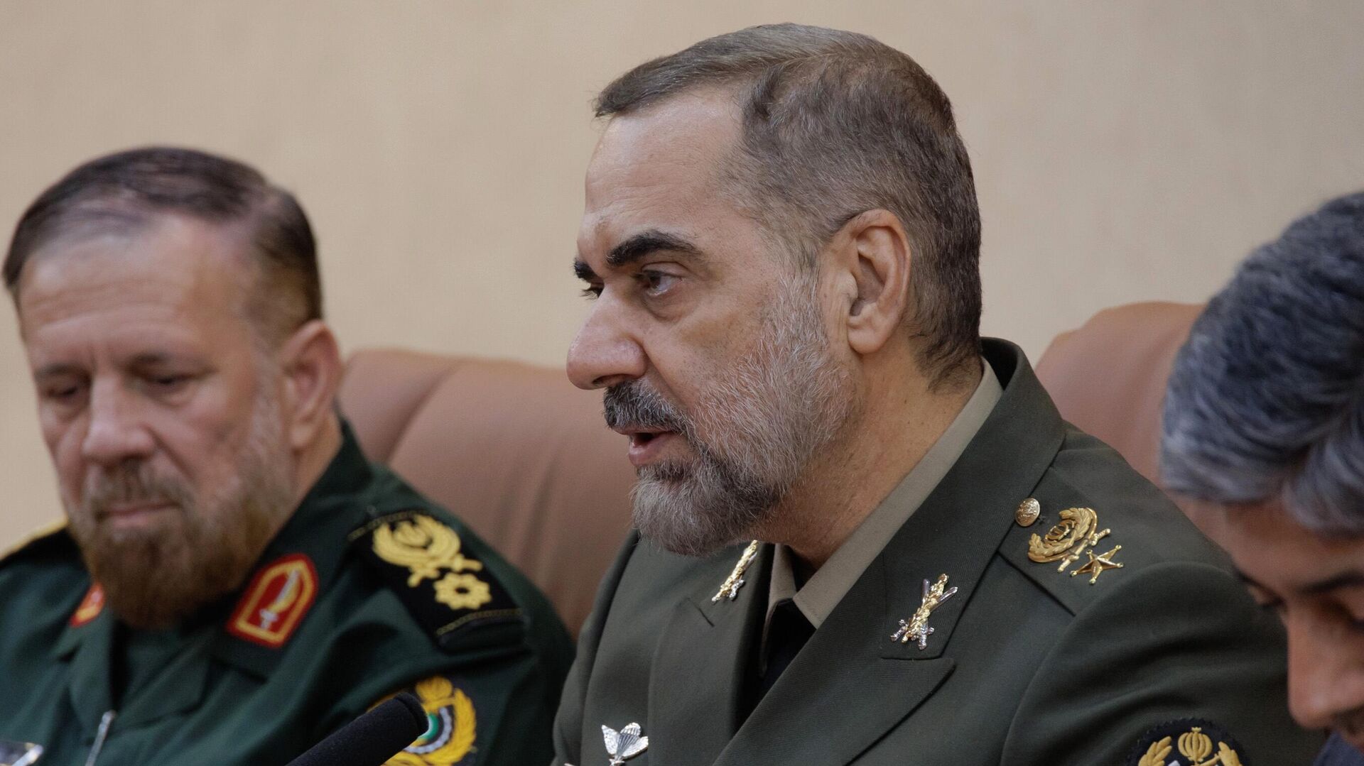 Министр обороны и поддержки вооруженных сил ИPИ, генерал Мохаммад Реза Аштиани во время переговоров с министром обороны РФ Сергеем Шойгу в Тегеране0