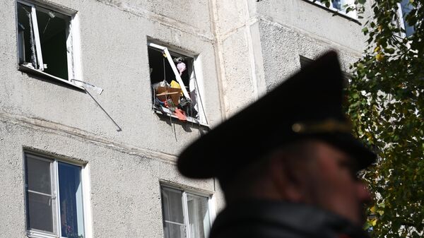 Сотрудник полиции на месте взрыва газа в жилом доме в подмосковной Балашихе