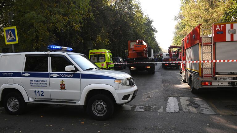 Сотрудники полиции и МЧС на месте взрыва газа в жилом доме в подмосковной Балашихе