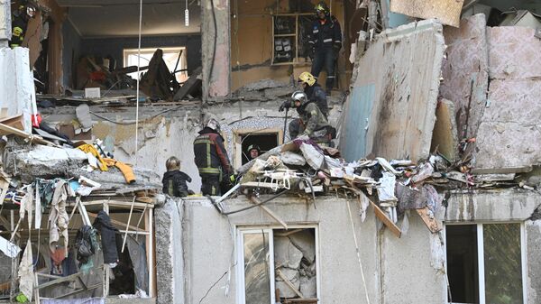 Сотрудники МЧС на месте взрыва газа в жилом доме в подмосковной Балашихе
