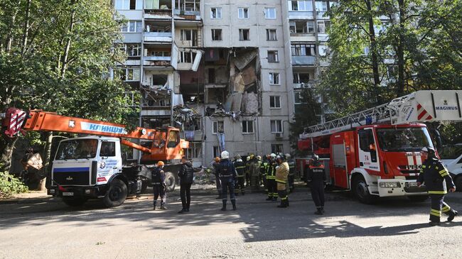 Сотрудники МЧС на месте взрыва газа в жилом доме в подмосковной Балашихе