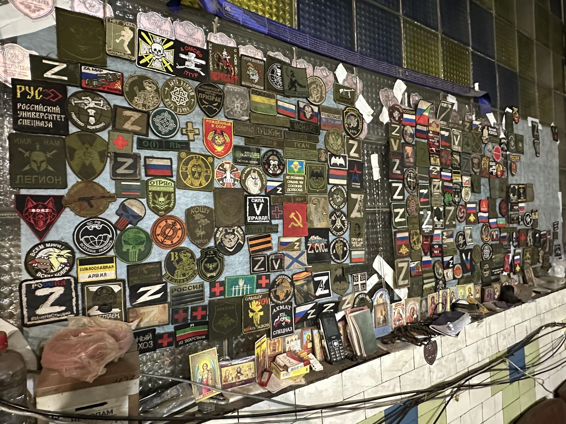 Шевроны раненых бойцов в медбате 150-й дивизии