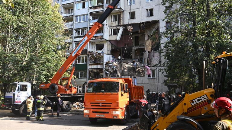 Сотрудники МЧС на месте взрыва газа в жилом доме № 10 на улице Октябрьская в Балашихе