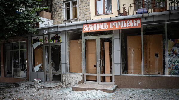 Разбитые витрины магазина, пострадавшего в результате обстрела в Степанакерте
