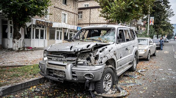 Автомобиль, пострадавший в результате обстрела в Степанакерте
