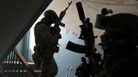 Сотрудники Службы безопасности Украины в подъезде жилого дома