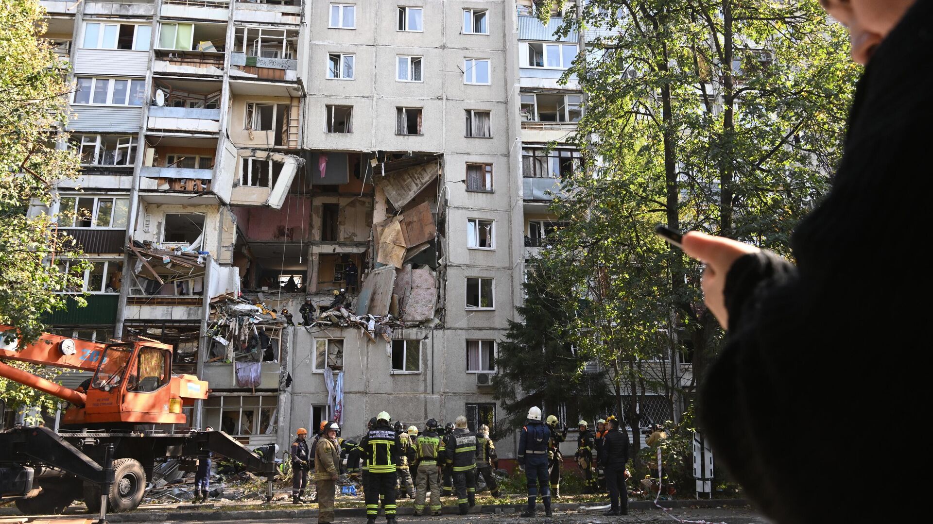 Сотрудники МЧС на месте взрыва газа в жилом доме № 10 на улице Октябрьская в Балашихе - РИА Новости, 1920, 20.09.2023