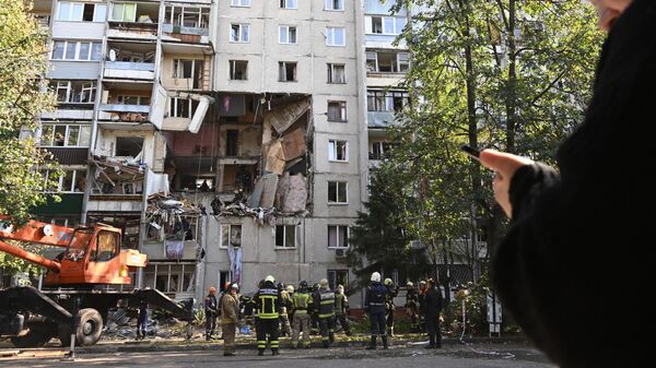 Сотрудники МЧС на месте взрыва газа в жилом доме № 10 на улице Октябрьская в Балашихе