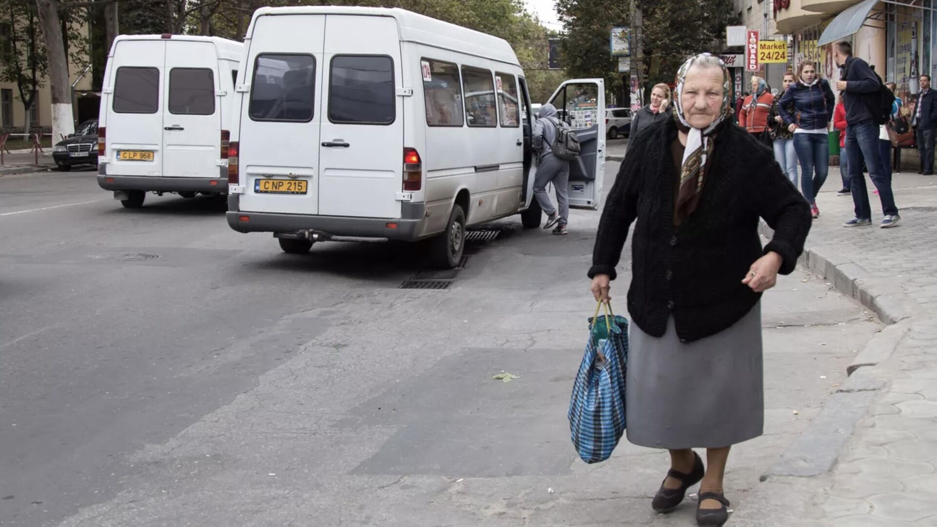 Пенсионерка на одной из улиц Молдовы - РИА Новости, 1920, 20.09.2023