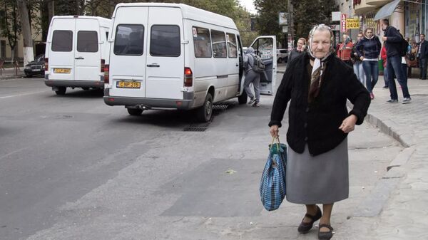 Пенсионерка на одной из улиц Молдовы