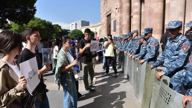  Участники протестов на фоне эскалации в Нагорном Карабахе и сотрудники полиции на площади Республики в Ереване