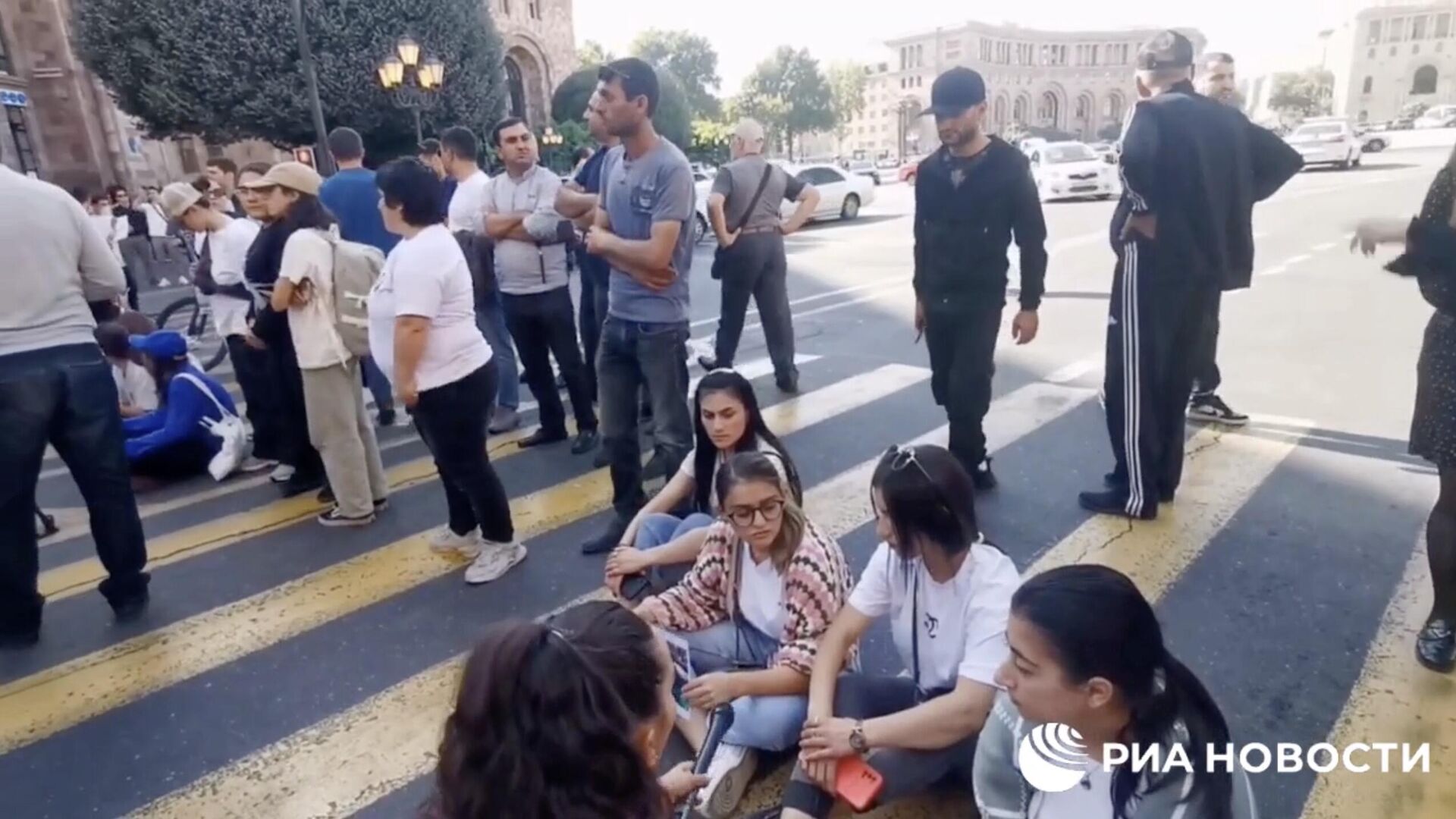 Протестующие перекрыли одну из дорог рядом с Домом Правительства в Ереване - РИА Новости, 1920, 20.09.2023