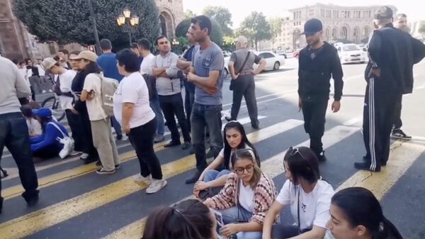 Протестующие перекрыли одну из дорог рядом с Домом Правительства в Ереване