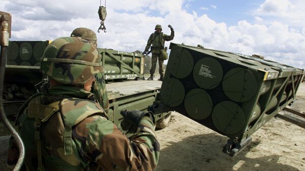 Американские военные загружают управляемые армейские тактические ракеты M39 (ATACMS)
