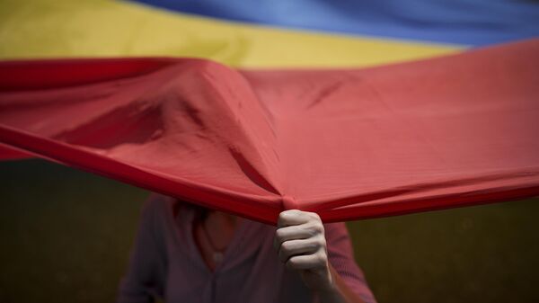 Женщина с флагом Румынии