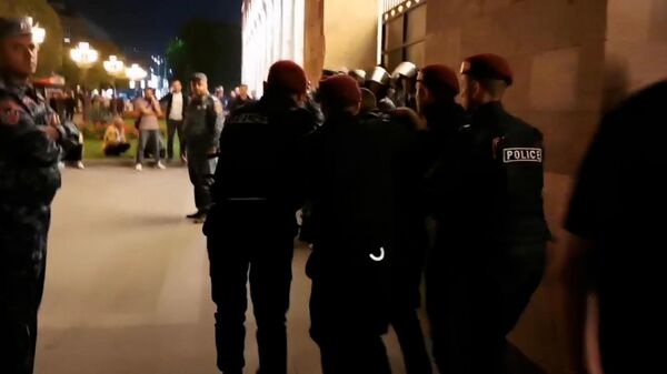 Пострадавший в ходе протестов спецназовец в Ереване