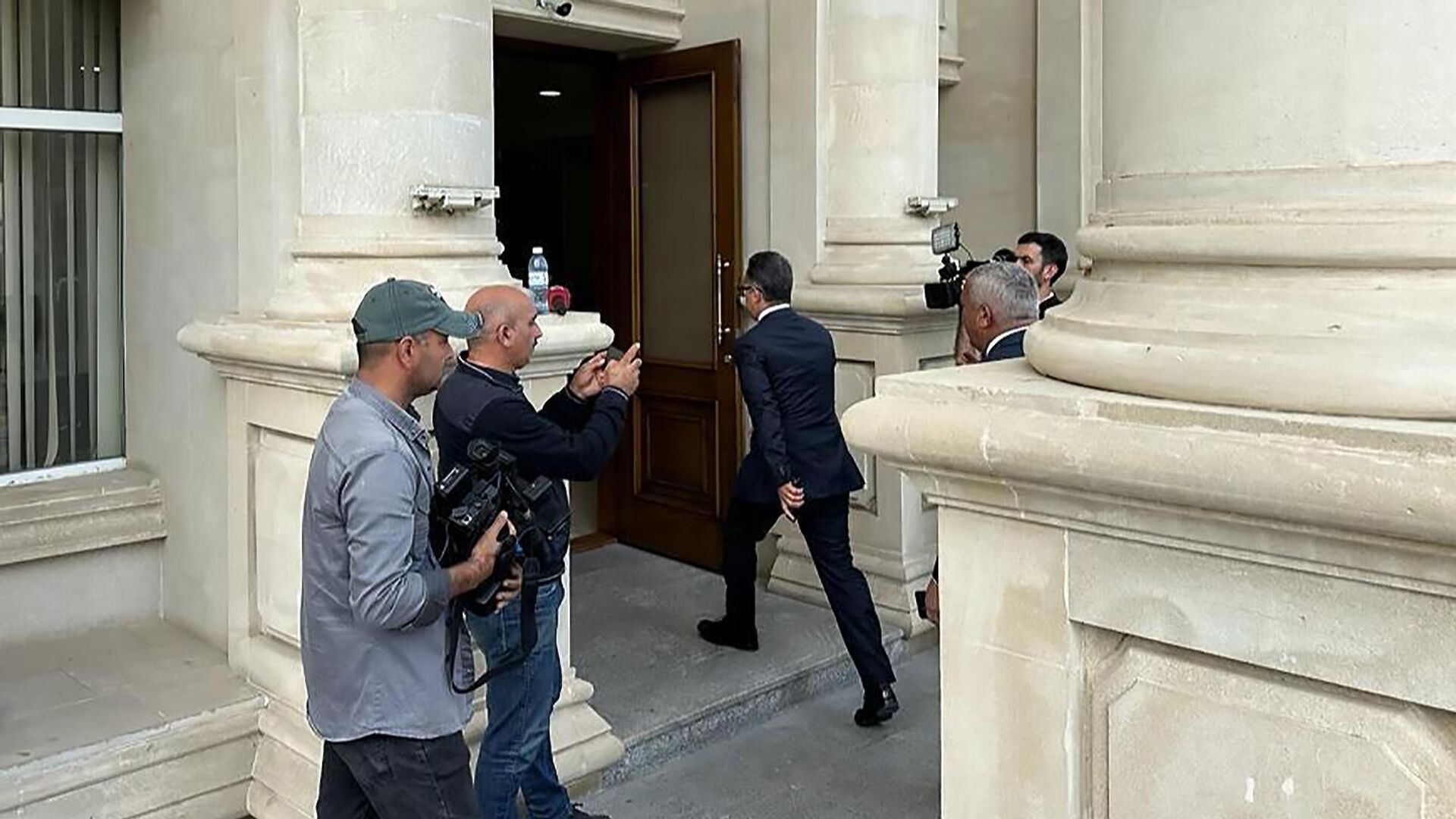 Делегация Азербайджана прибыла на встречу с представителями армян Карабаха - РИА Новости, 1920, 21.09.2023