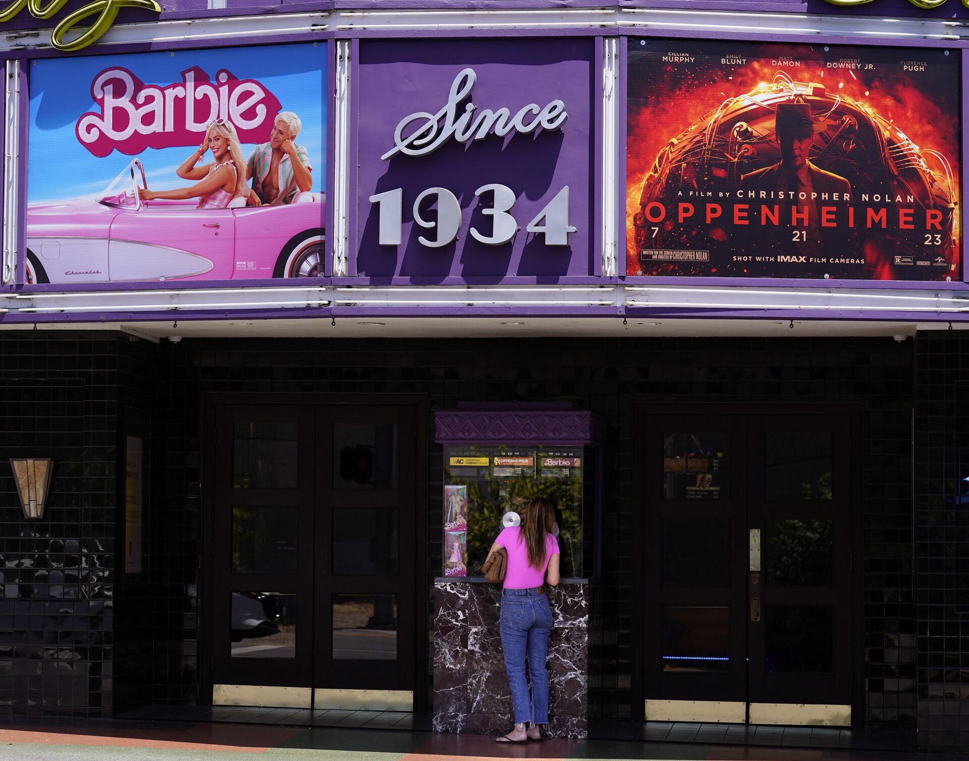 Баннеры к фильмам Барби и Оппенгеймер на здании кинотеатра  Los Feliz  в Лос-Анджелесе  - РИА Новости, 1920, 21.09.2023
