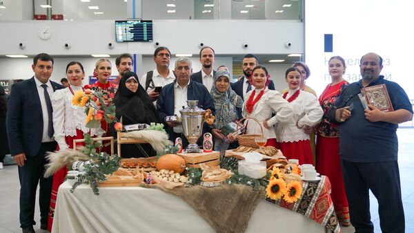 Представители ведущих иранских туристических агентств во время прибытия в аэропорт Минеральные Воды
