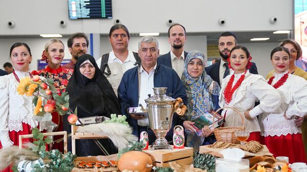 Представители ведущих иранских туристических агентств во время прибытия в аэропорт Минеральные Воды