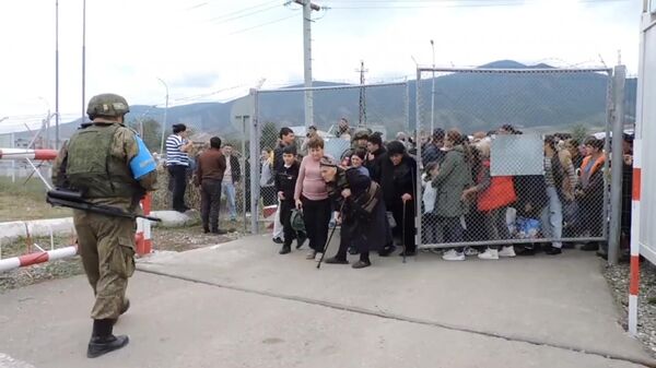 Эвакуация жителей Нагорного Карабаха при участии российского миротворческого контингента. Стоп-кадр видео