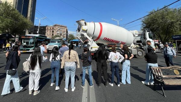 Участники протестов на фоне эскалации в Нагорном Карабахе на улице Ханджяна в Ереване