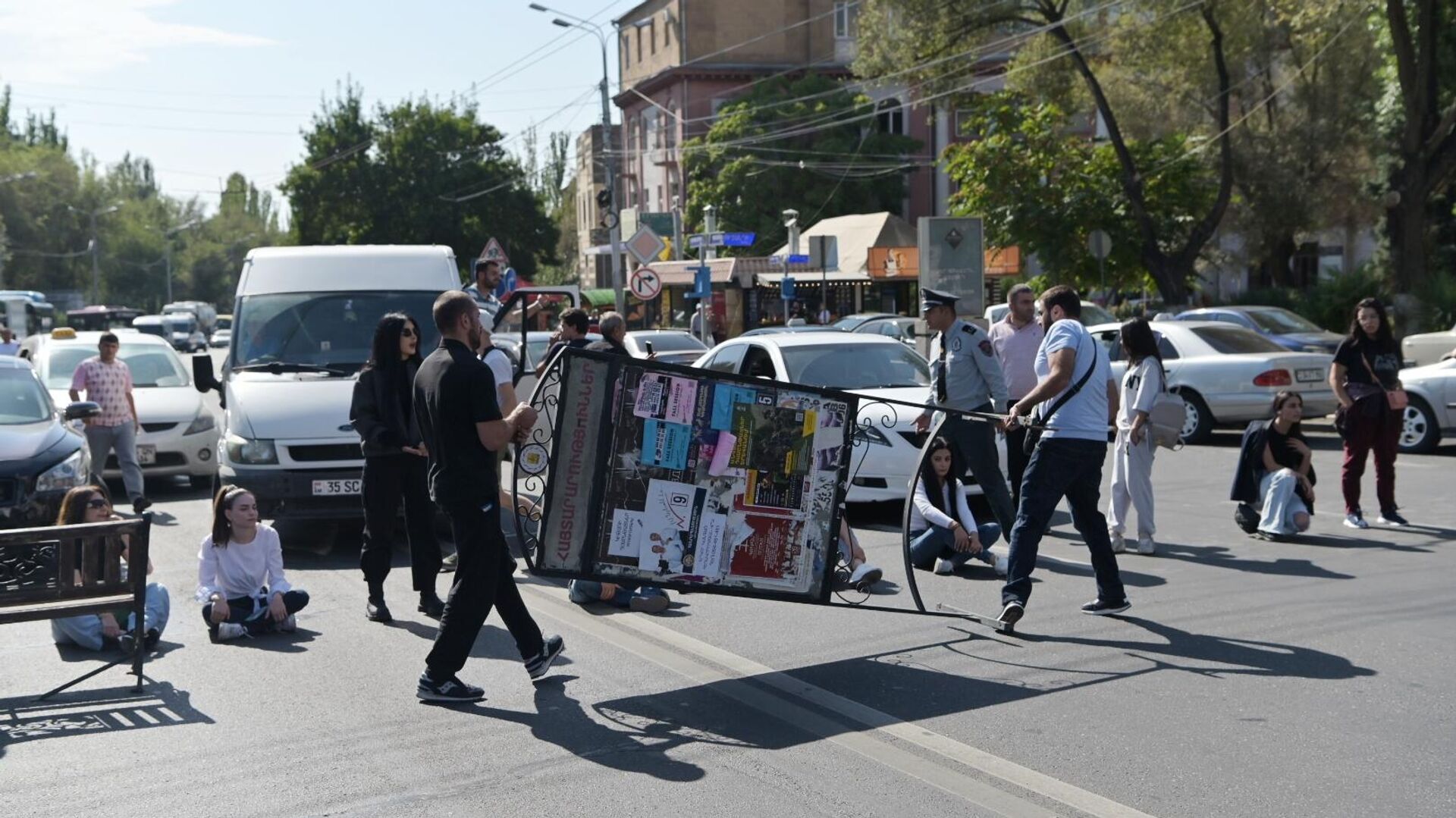 Участники протестов перекрыли движение для автомобилей на улице Ханджяна в Ереване - РИА Новости, 1920, 21.09.2023