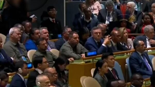 Монтажный ляп украинского телеканала на выступлении Зеленского в ООН																																