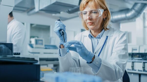 Женщина-ученый в лаборатории