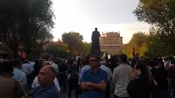 Сбор жителей Еревана в центре города перед акцией протеста