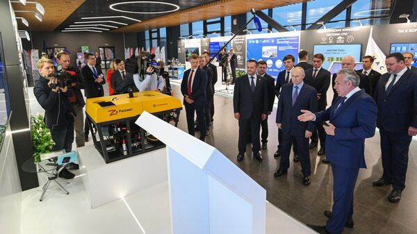 Президент РФ Владимир Путин осматривает выставку в инновационном научно-технологическом центре Интеллектуальная электроника Валдай в Великом Новгороде