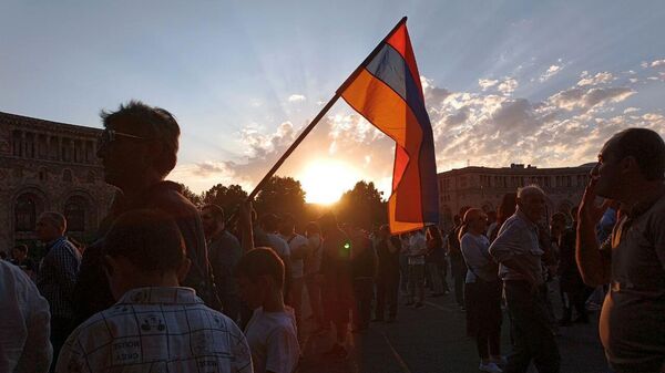 Участники протестов с флагом Армении