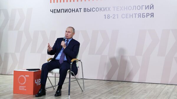 Президент РФ Владимир Путин на встрече в Великом Новгороде с победителями Чемпионата высоких технологий