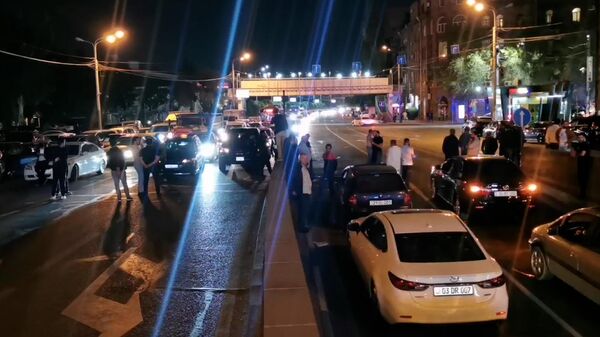 Протестующие блокируют дороги. Кадры из Еревана