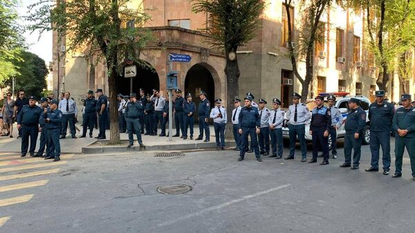 Сотрудники полиции дежурят у Дома Правительства в Ереване. 22 сентября 2023