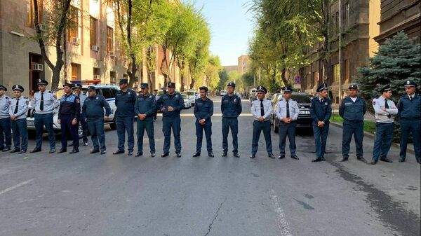 Сотрудники полиции дежурят у Дома Правительства в Ереване на фоне эскалации конфликта в Нагорном Карабахе