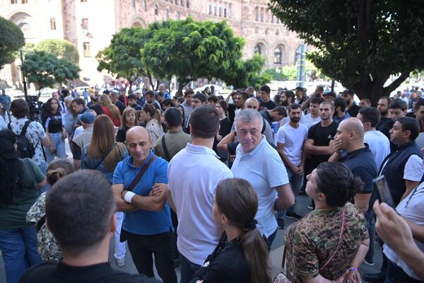 Участники протеста на фоне эскалации в Нагорном Карабахе на площади Республики в Ереване