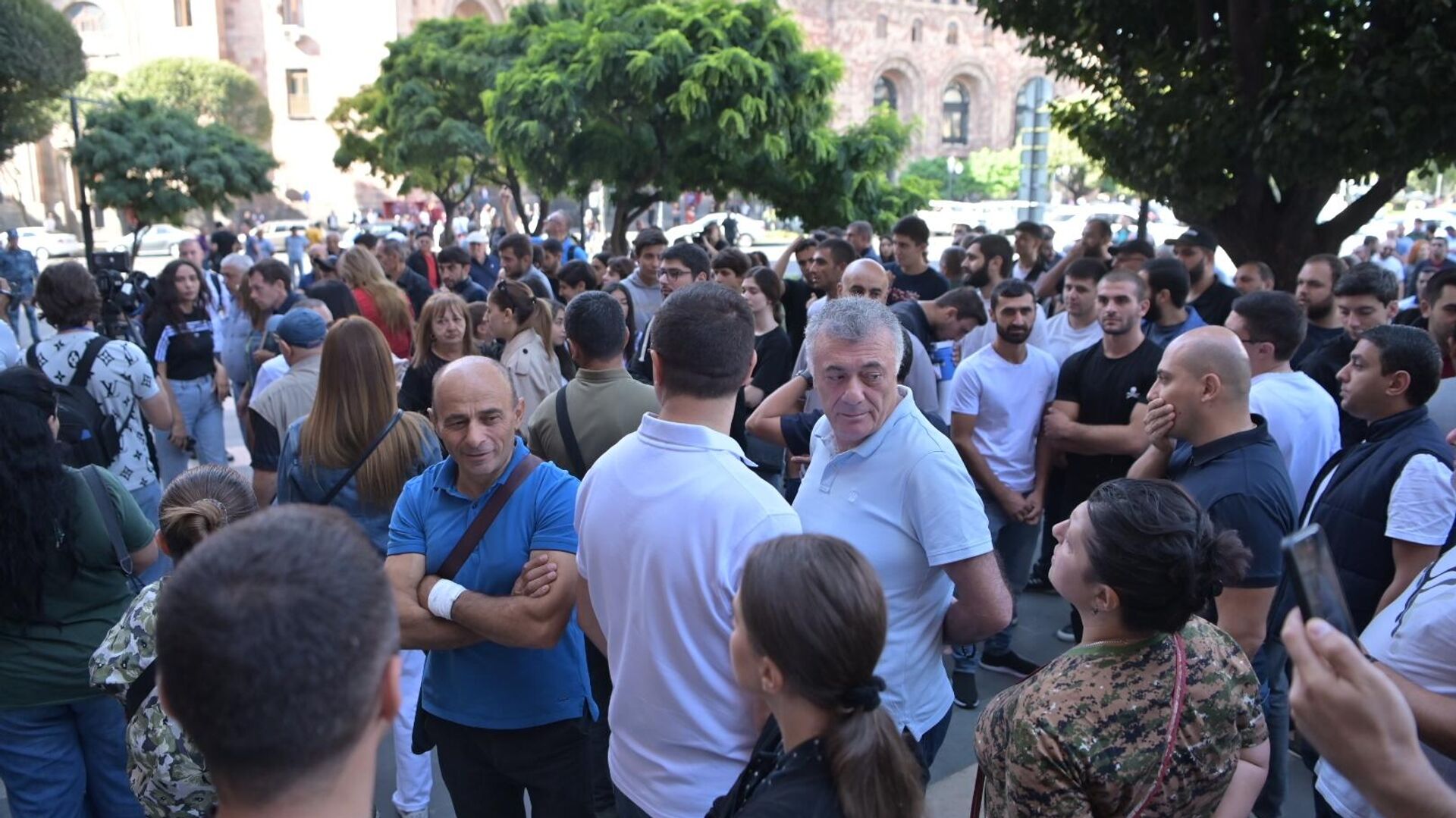 Протестующие снова заполнили площадь Республики в Ереване